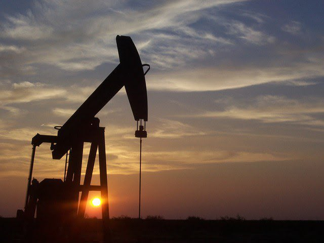 Extracción y balancín petrolero